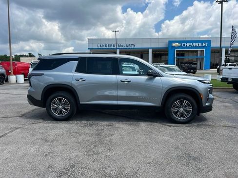 Used 2026 Chevrolet Traverse LT FWD image 2
