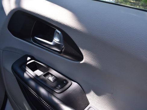 Used 2024 Chrysler Pacifica Limited FWD image 19