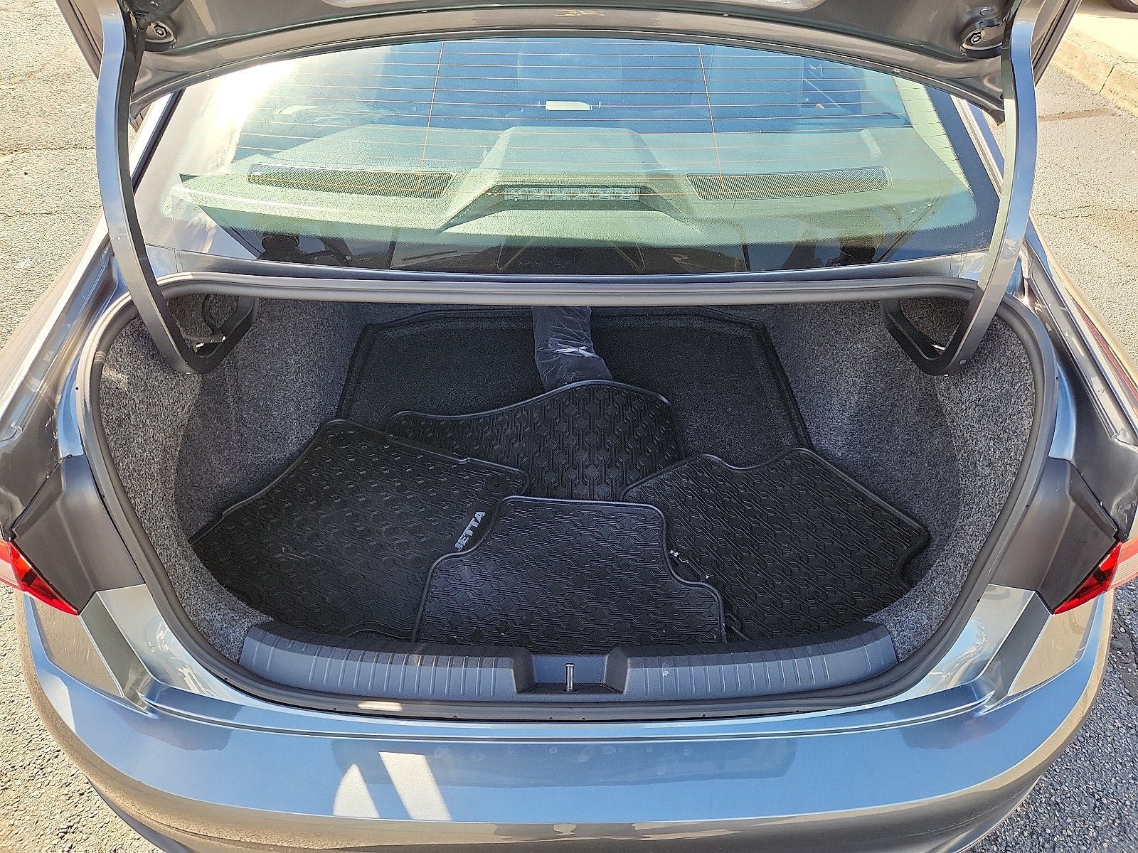 Certified 2023 Volkswagen Jetta SEL FWD image 28