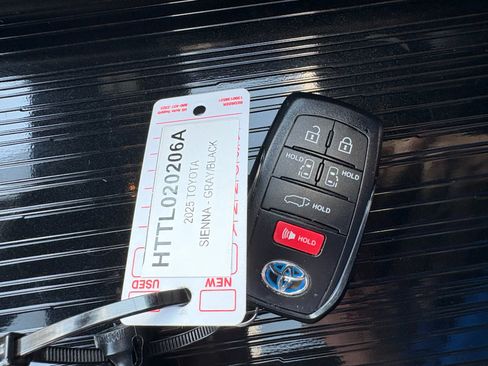Used 2025 Toyota Sienna XLE Woodland Edition AWD/4WD image 37