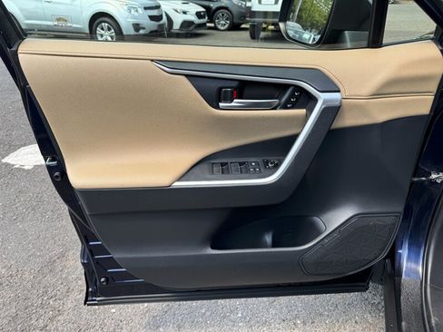 Used 2019 Toyota RAV4 Limited AWD/4WD image 11