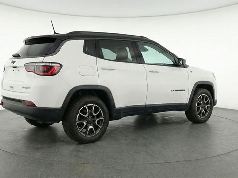 Used 2025 Jeep Compass Trailhawk AWD/4WD image 9