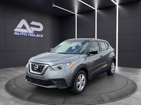 Used 2020 Nissan Kicks S image 1