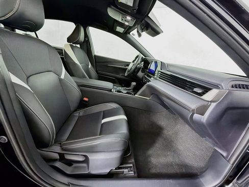 Used 2025 Toyota Camry SE w/ Convenience Package FWD image 32