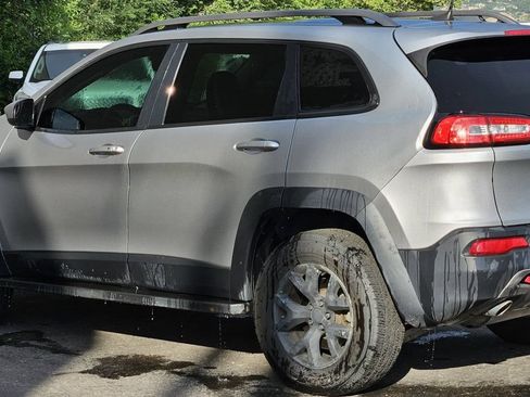 Used 2017 Jeep Cherokee Trailhawk w/ Comfort/Convenience Group AWD/4WD image 3