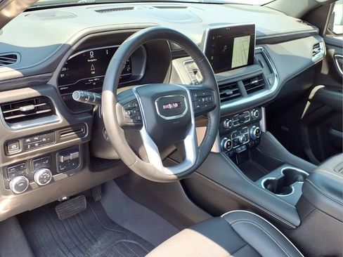 Used 2023 GMC Yukon XL SLT w/ SLT Premium Package AWD/4WD image 4