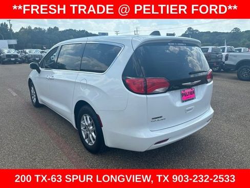 Used 2022 Chrysler Voyager LX FWD image 9