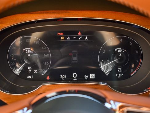 Used 2023 Bentley Bentayga Azure image 25