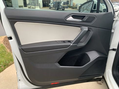 Used 2020 Volkswagen Tiguan SE w/ Panoramic Sunroof Package image 14