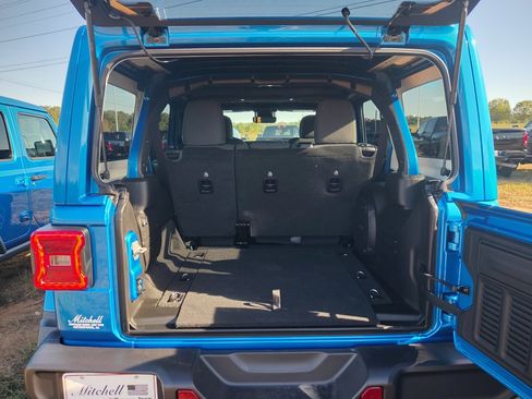 New 2025 Jeep Wrangler Unlimited Rubicon w/ Convenience Group image 32