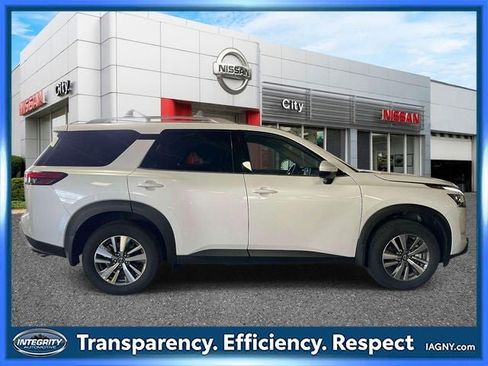 Used 2025 Nissan Pathfinder SL AWD/4WD image 5