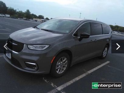 Used 2025 Chrysler Pacifica Select