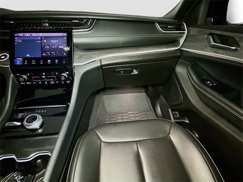 Used 2024 Jeep Grand Cherokee Limited w/ Black Appearance Package image 24