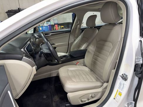 Used 2017 Ford Fusion SE w/ Fusion SE Technology Package image 13