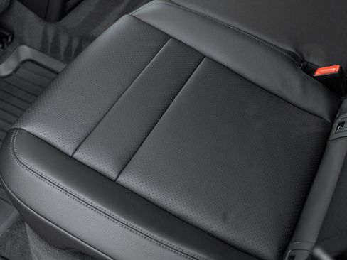 Certified 2026 Porsche Cayenne AWD/4WD image 32