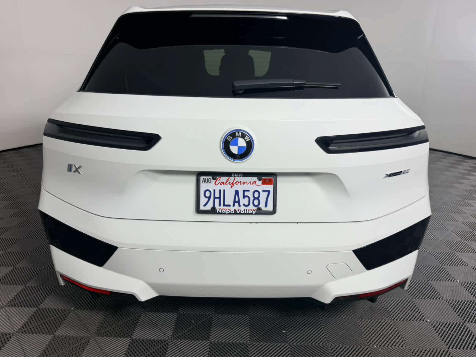 Used 2023 BMW iX xDrive50 w/ Sport Package AWD/4WD image 4