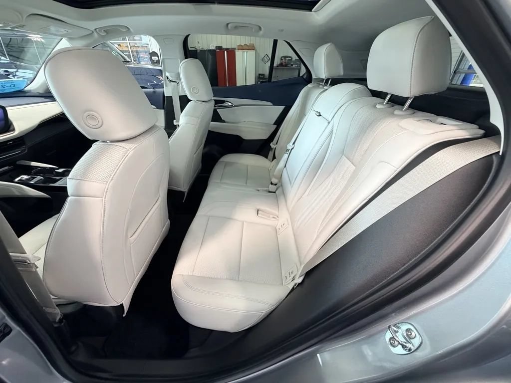 Used 2025 Buick Envision Avenir AWD/4WD image 15