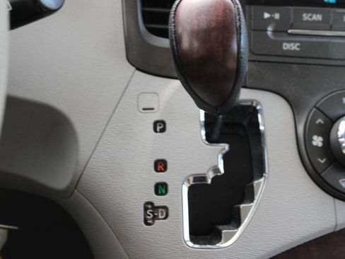 Used 2012 Toyota Sienna XLE AWD/4WD image 17