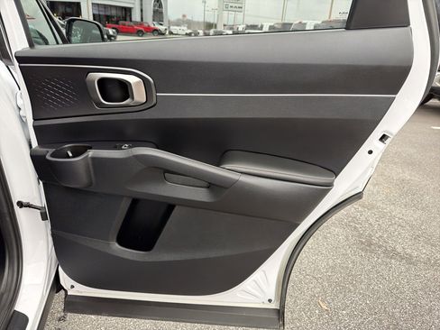 Used 2023 Kia Sorento S w/ Panoramic Sunroof Package image 17