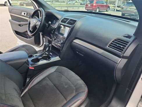 Certified 2018 Ford Explorer XLT w/ Equipment Group 202A image 23