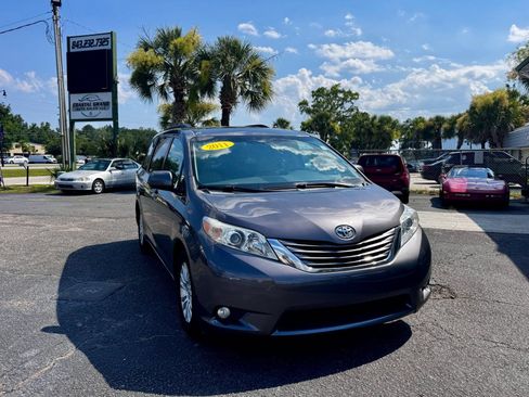 Used 2011 Toyota Sienna XLE FWD image 3