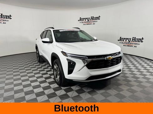 Used 2025 Chevrolet Trax LT w/ LT Convenience Package FWD image 6