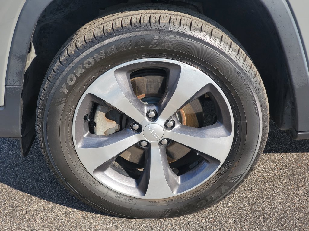 Used 2020 Jeep Cherokee Limited AWD/4WD image 5
