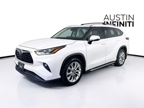 Used 2022 Toyota Highlander Limited FWD image 3