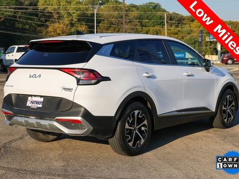 Used 2024 Kia Sportage EX image 3