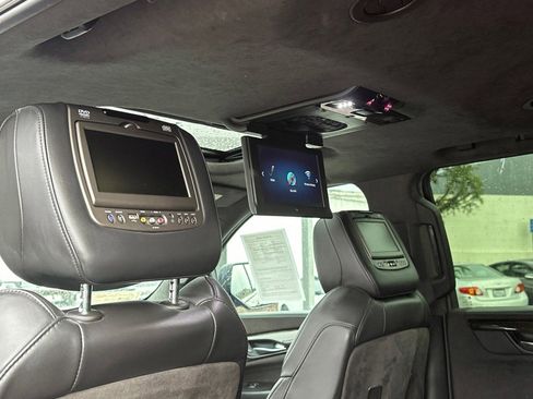 Used 2017 Cadillac Escalade ESV Platinum image 32