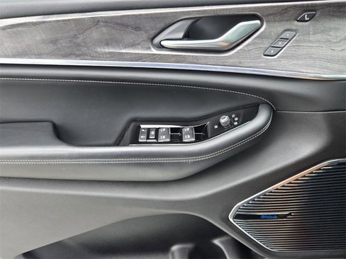 Used 2022 Jeep Grand Cherokee Overland w/ Adv Protech Group III image 27