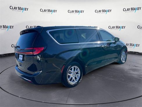 Used 2023 Chrysler Pacifica Touring-L image 5