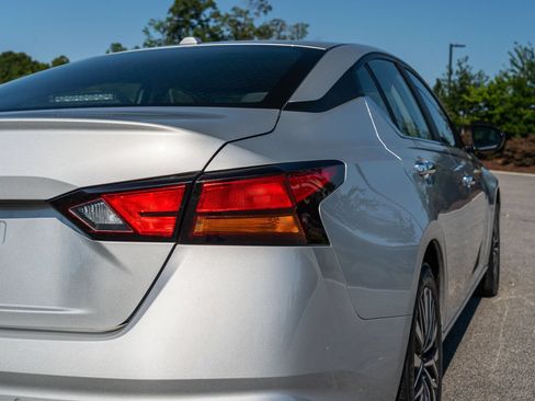 Used 2025 Nissan Altima 2.5 SV FWD image 14