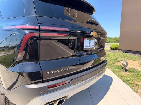 Used 2025 Chevrolet Traverse LT FWD image 32