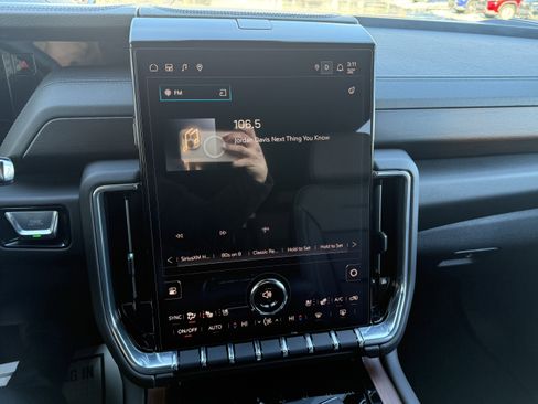 Used 2025 GMC Yukon XL Denali image 16