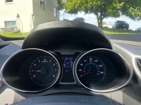 Used 2015 Hyundai Veloster FWD image 11