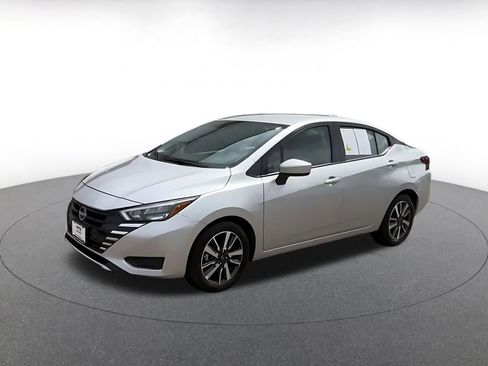 Used 2025 Nissan Versa SV image 9
