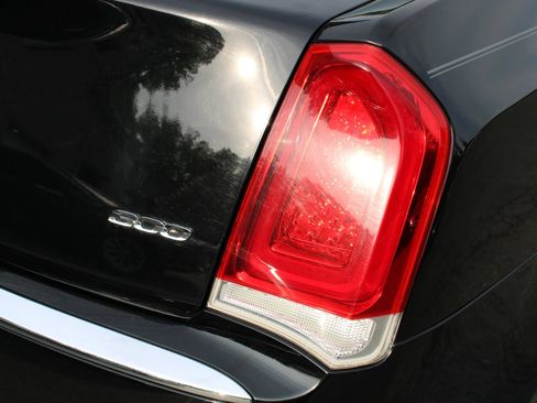 Used 2018 Chrysler 300 Limited RWD image 24
