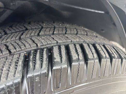 Used 2016 GMC Acadia SLE image 32