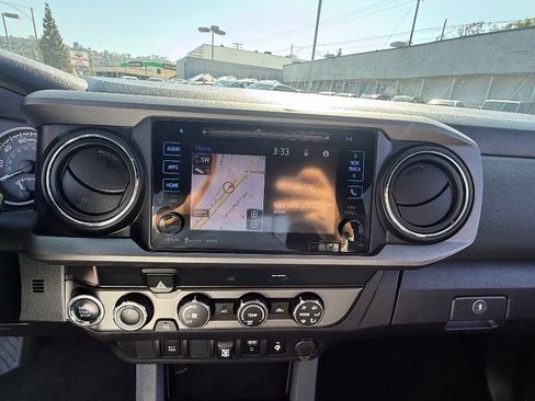 Used 2019 Toyota Tacoma TRD Sport AWD/4WD image 29
