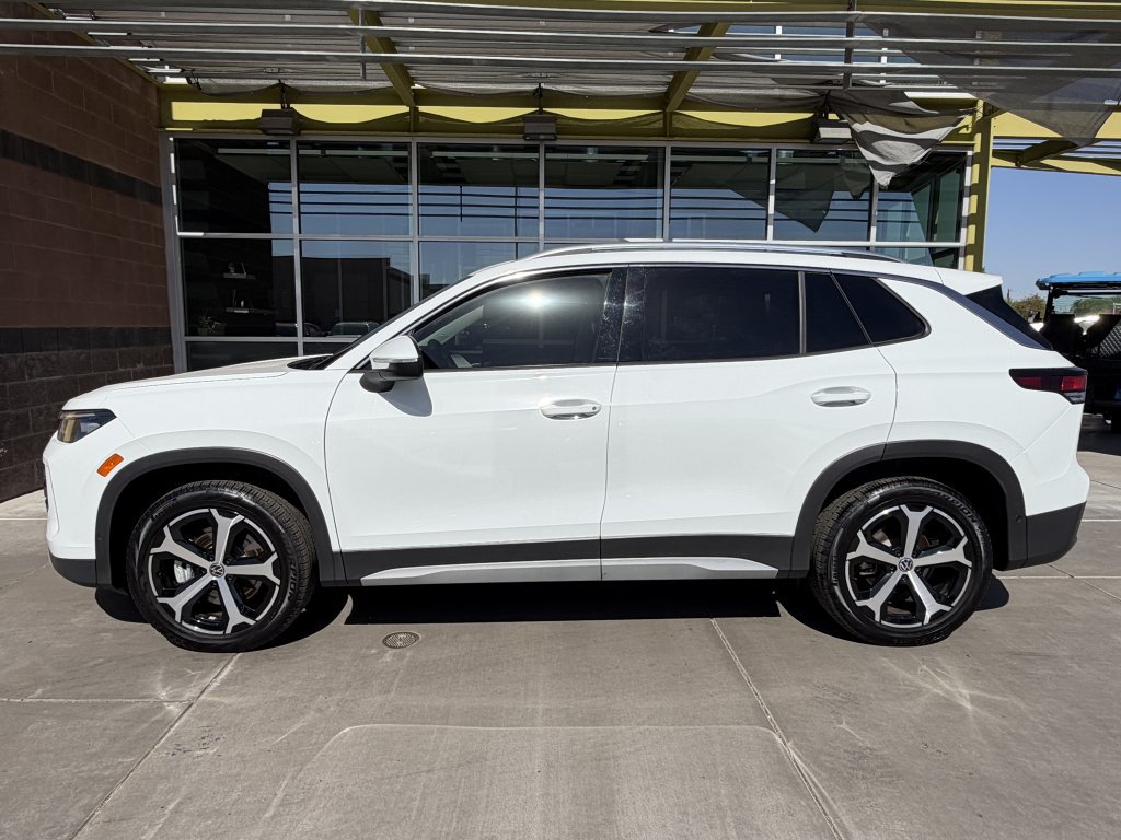 Used 2025 Volkswagen Tiguan SE w/ Panoramic Sunroof Package AWD/4WD image 7