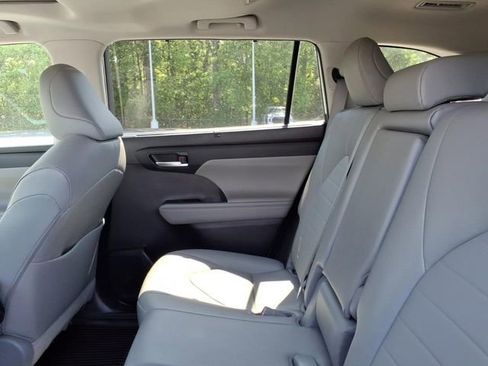 Used 2023 Toyota Highlander XLE image 7