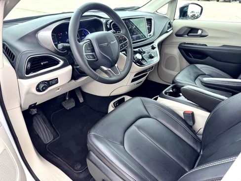 Used 2024 Chrysler Pacifica Select image 12