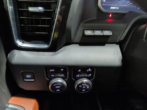 Used 2024 GMC Sierra 2500 Denali Ultimate AWD/4WD image 13