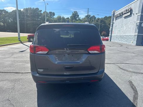 Used 2018 Chrysler Pacifica Touring-L w/ Premium Audio Group FWD image 6