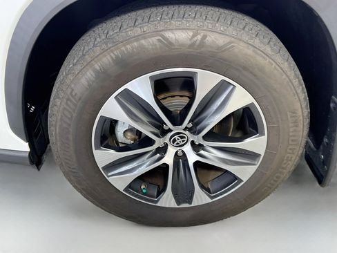 Used 2025 Toyota Highlander XLE AWD/4WD image 14