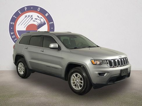 Used 2020 Jeep Grand Cherokee Laredo image 2
