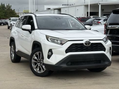 Used 2019 Toyota RAV4 XLE Premium FWD image 2