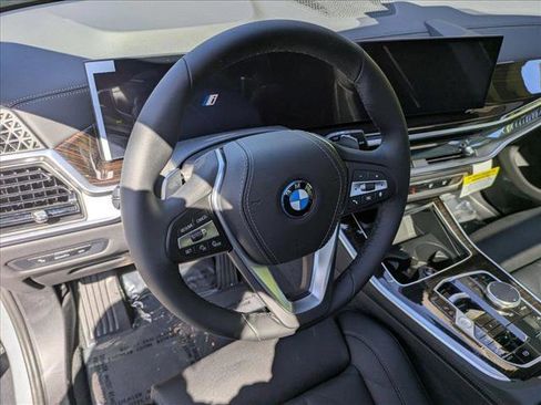 Used 2026 BMW X5 xDrive50e image 3
