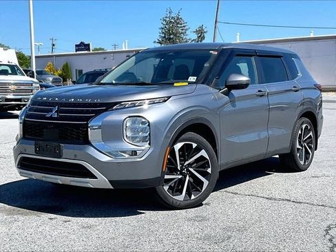 Used 2023 Mitsubishi Outlander SE FWD image 2